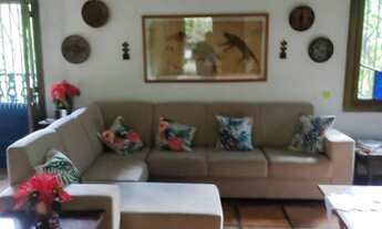 Imagem 3: Casa térrea, espaçosa, com vários ambientes, lindas janelas com vitrais, quintal muito arb