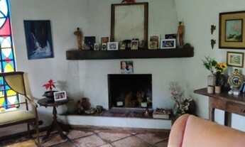 Imagem 2: Casa térrea, espaçosa, com vários ambientes, lindas janelas com vitrais, quintal muito arb