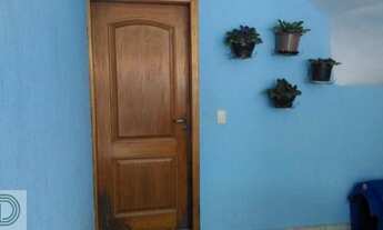 Imagem 4: Sobrado de 2 dormitórios, banheiro social, sala com sacada