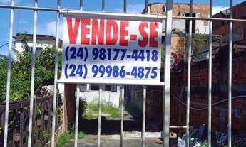 Imagem: Terreno com duas casas usadas