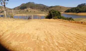 Imagem: Terreno beira represa pé na água
