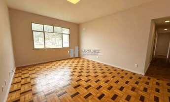 Imagem 2: Na Tijuca, apartamento à venda com 3 quartos (1 suíte), sala ampla em 2 ambientes, lavabo