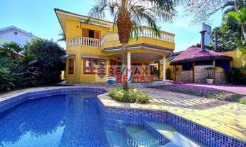 Imagem 2: A casa amarela com jardim rosa. Uma linda casa em condomínio tranquilo