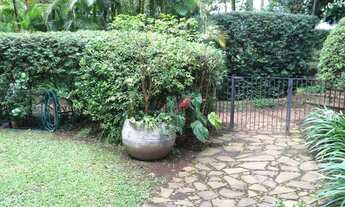 Imagem 6: Casa de Alto Padrão em Condomínio - com 4 quartos sendo 2 suítes e Sala com Lareira