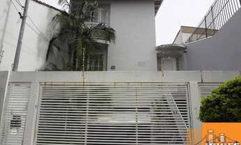 Imagem: Sobrado com piscina, 4 suítes, rua tranquila