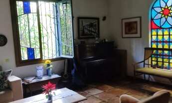 Imagem 5: Casa térrea, espaçosa, com vários ambientes, lindas janelas com vitrais, quintal muito arb