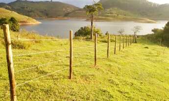 Imagem 5: Terreno beira represa pé na água