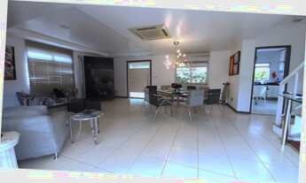 Imagem 4: Casa de condomínio para venda tem 295 metros quadrados com 5 quartos