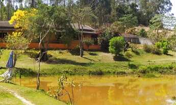 Imagem: Casa de campo com piscina e lago