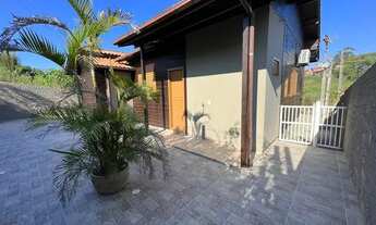 Imagem 3: Casa à venda na Praia do Rosa com 4 dormitórios sendo 1 suíte, com 135m2, pronta para mora