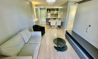 Imagem 4: Lindo apartamento mobiliado com sala de visita e sala de jantar, ambas integradas com saca