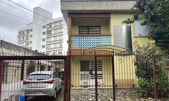 Imagem: Terreno amplo com 690m², com duas casas