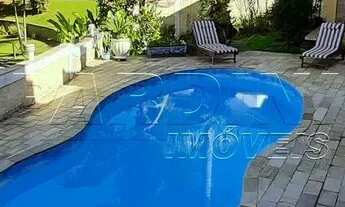 Imagem: Casa em condomínio com piscina, churrasqueira