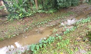 Imagem 6: Terreno plano murado com uma construção