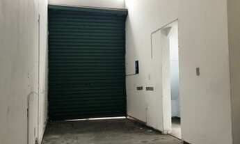 Imagem 2: Ampla loja, sobreloja e edicula, com diversas salas, e 02 vagas p/ carro