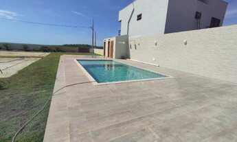 Imagem 3: Casa com piscina e campo de areia