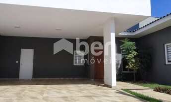 Imagem: Venda - Belíssima Casa - 3 Suítes Área