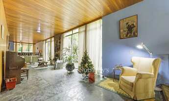 Imagem 5: Casa com amplo terreno e potencial de atualização em localização estratégica