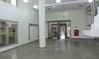 Imagem 2: Loja em edifício, próxima ao metrô, com mezzanino, 20 vagas e depósito. Pé direito duplo