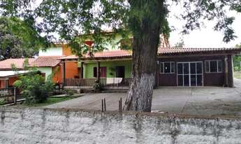 Imagem: 2 Casas grandes uma ao lado da outra com