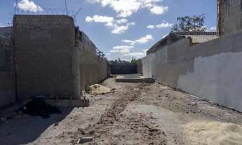 Imagem 3: Oportunidade Única! Terreno Pronto para Construir com Piscina e Portão Novos, Próximo ao C