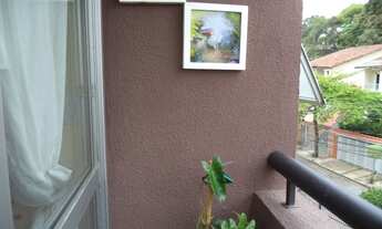 Imagem 3: Apartamento reformado possui 50 metros quadrados com 2 quartos com varanda