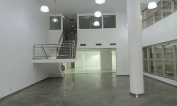 Imagem: Loja em edifício, próxima ao metrô, com