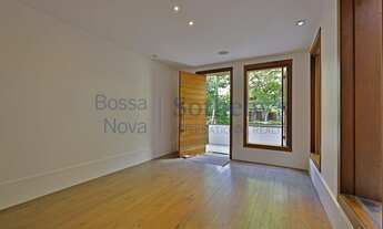 Imagem 7: Casa reformada na Gávea em rua cobiçada, tranquila e arborizada