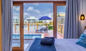 Imagem: Casa com piscina e vista para o lago em