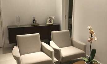 Imagem 6: Apto claro, piso de madeira, com 3 suítes e 3 vagas de garagem, fora o lazer. Ótima oportu