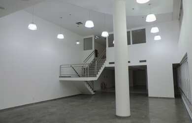 Imagem 3: Loja em edifício, próxima ao metrô, com mezzanino, 20 vagas e depósito. Pé direito duplo