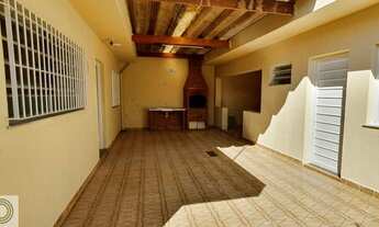 Imagem 2: Ampla casa térrea em rua sem saída, com 6 vagas e repleta de armários no km. 15 da Raposo