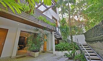 Imagem 2: Casa reformada na Gávea em rua cobiçada, tranquila e arborizada