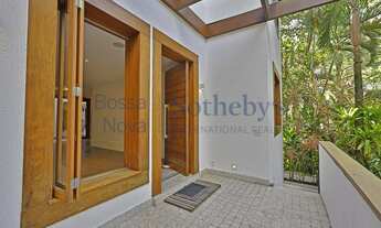 Imagem 5: Casa reformada na Gávea em rua cobiçada, tranquila e arborizada