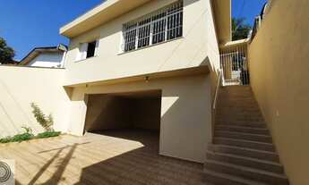 Imagem: Ampla casa térrea em rua sem saída, com