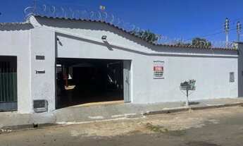 Imagem: CASA NO SETOR FAMA COM 04 QUARTOS SENDO