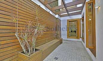 Imagem 4: Casa reformada na Gávea em rua cobiçada, tranquila e arborizada