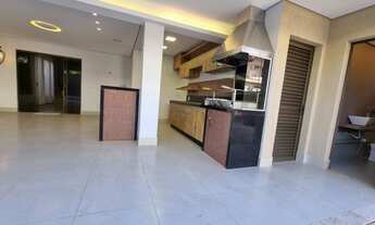 Imagem 7: Casa de condomínio para venda possui 380 metros quadrados com 4 suites