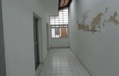 Imagem 7: Excelente casa ampla um grande estacionamento contendo vagas cobertas e descobertas!