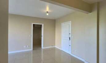 Imagem 6: Apartamento 2 dormitórios com sacada, garagem e vista arborizada no Menino Deus