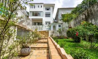 Imagem 2: Casa Exclusiva para Venda ou Locação no Pacaembu: Amplo Quintal e Piscina