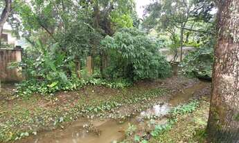 Imagem 4: Terreno plano murado com uma construção