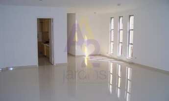 Imagem 2: Apartamento amplo de 3 dormitórios, 1 suíte com closet, 2 vagas de garagem em bom estado