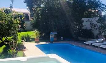 Imagem 5: Suíte equipada e área de lazer com piscina, ofurô e churrasqueira