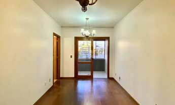 Imagem 2: Apartamento de 2 dormitórios com sacada integrada e churrasqueira com vaga coberta no bair