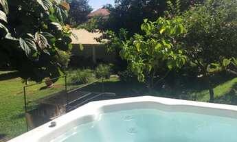 Imagem 3: Suíte equipada e área de lazer com piscina, ofurô e churrasqueira