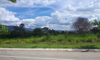 Imagem 2: Lote 1000m2 plano com fundo para área de preservação e vista para as montanhas no condomín