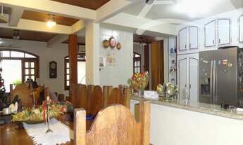 Imagem 2: Casa vendo Perequê vocação comercial, 3 dormitórios e apto. de hóspedes nos fundos com am