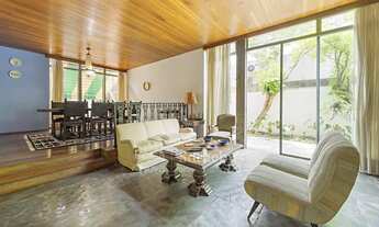 Imagem 3: Casa com amplo terreno e potencial de atualização em localização estratégica