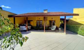 Imagem: No Centro de Pinhais - uma casa térrea